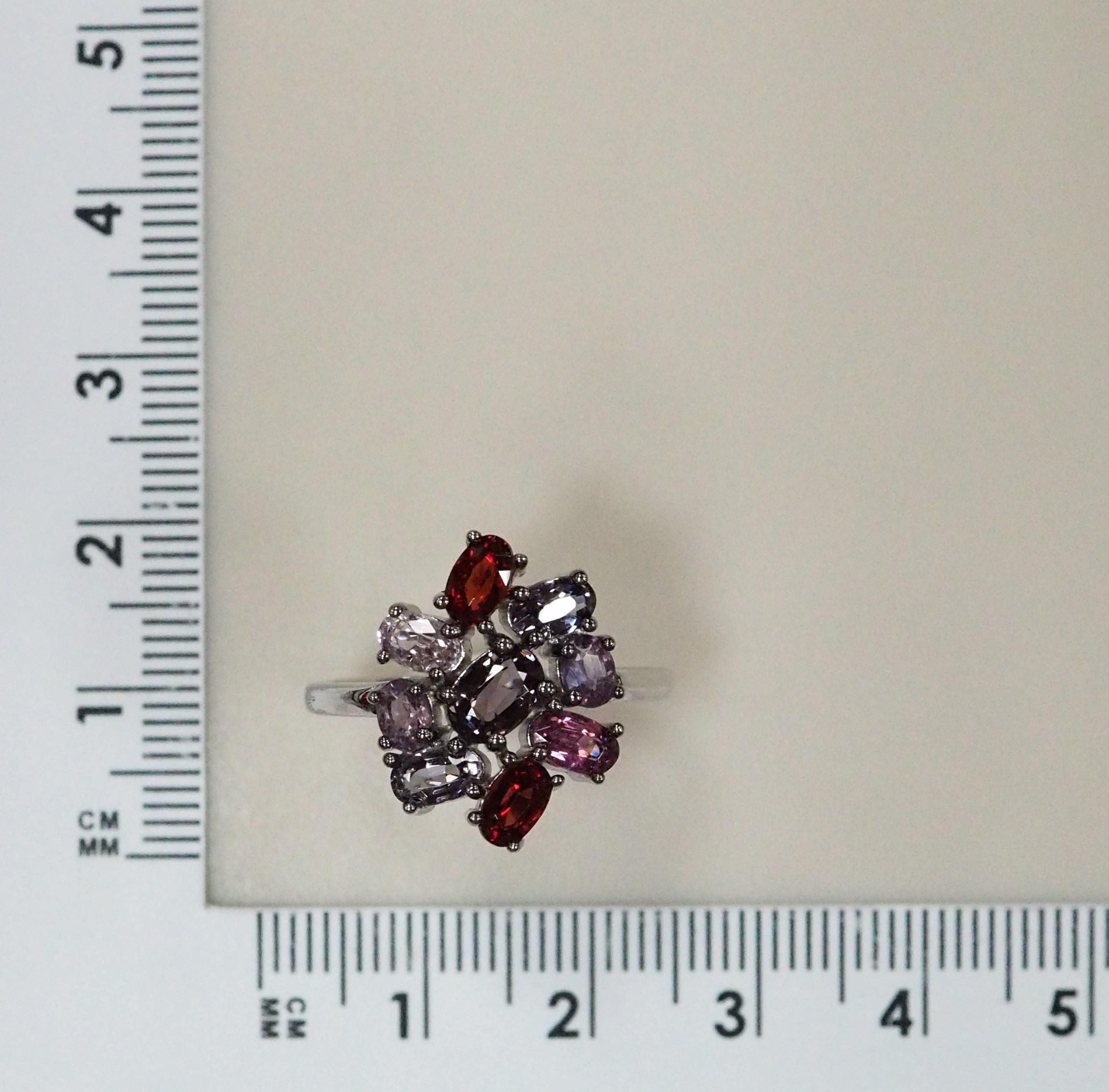 Серебряное кольцо с разноцветной шпинелью